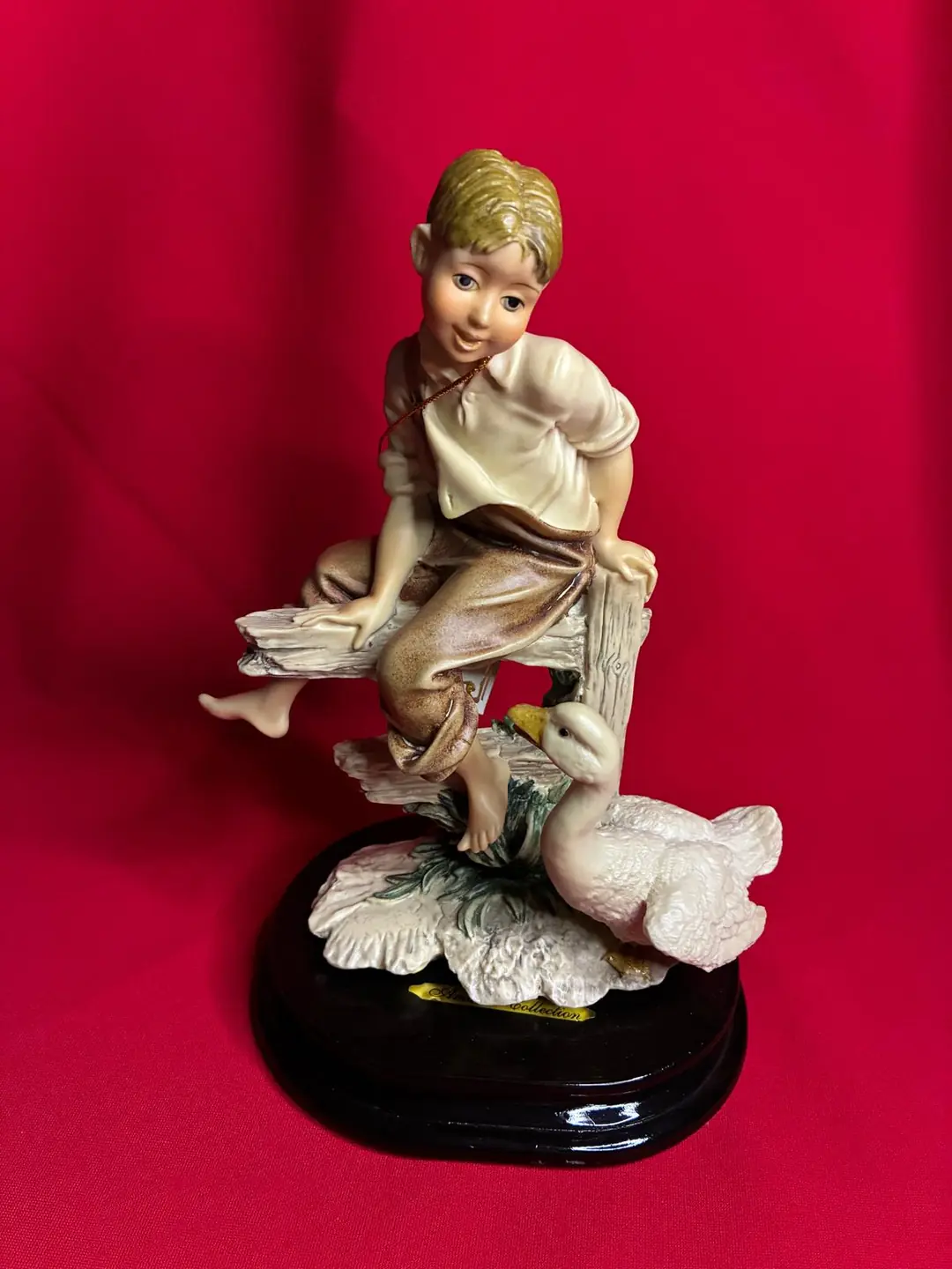 Amadeo Collection El Boyama Koleksiyon Figürü – Bankta Oturan Çocuk & Kuğu