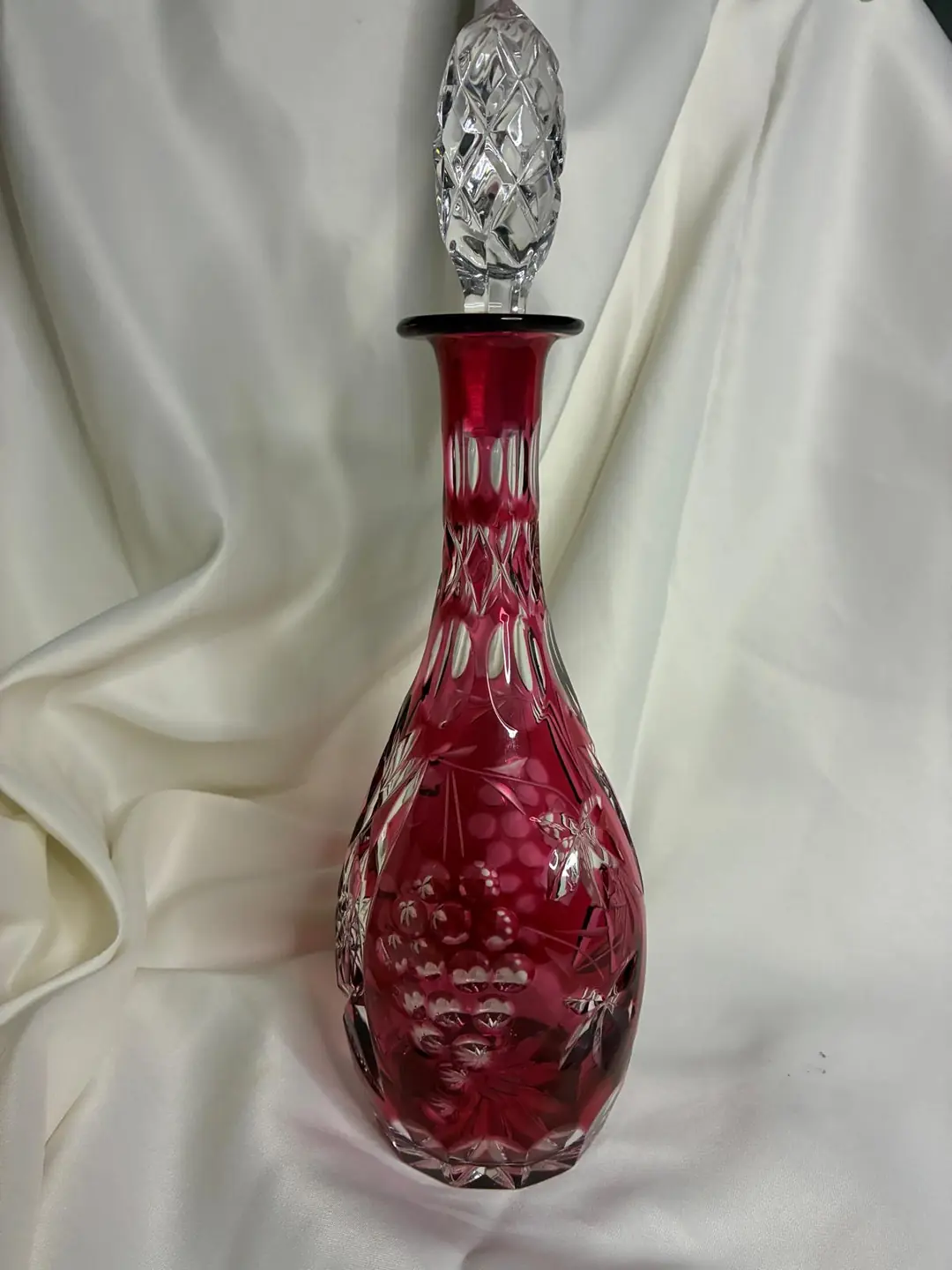 Bohemya (Çekoslovakya) – El Kesim Ruby Overlay Kristal Karaf