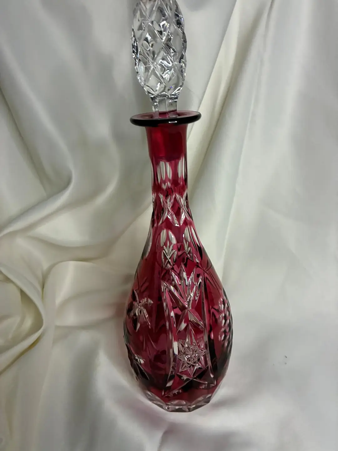 Bohemya (Çekoslovakya) – El Kesim Ruby Overlay Kristal Karaf