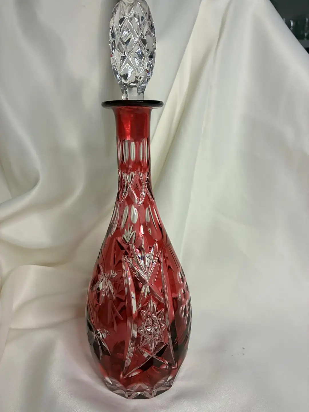 Bohemya (Çekoslovakya) – El Kesim Ruby Overlay Kristal Karaf