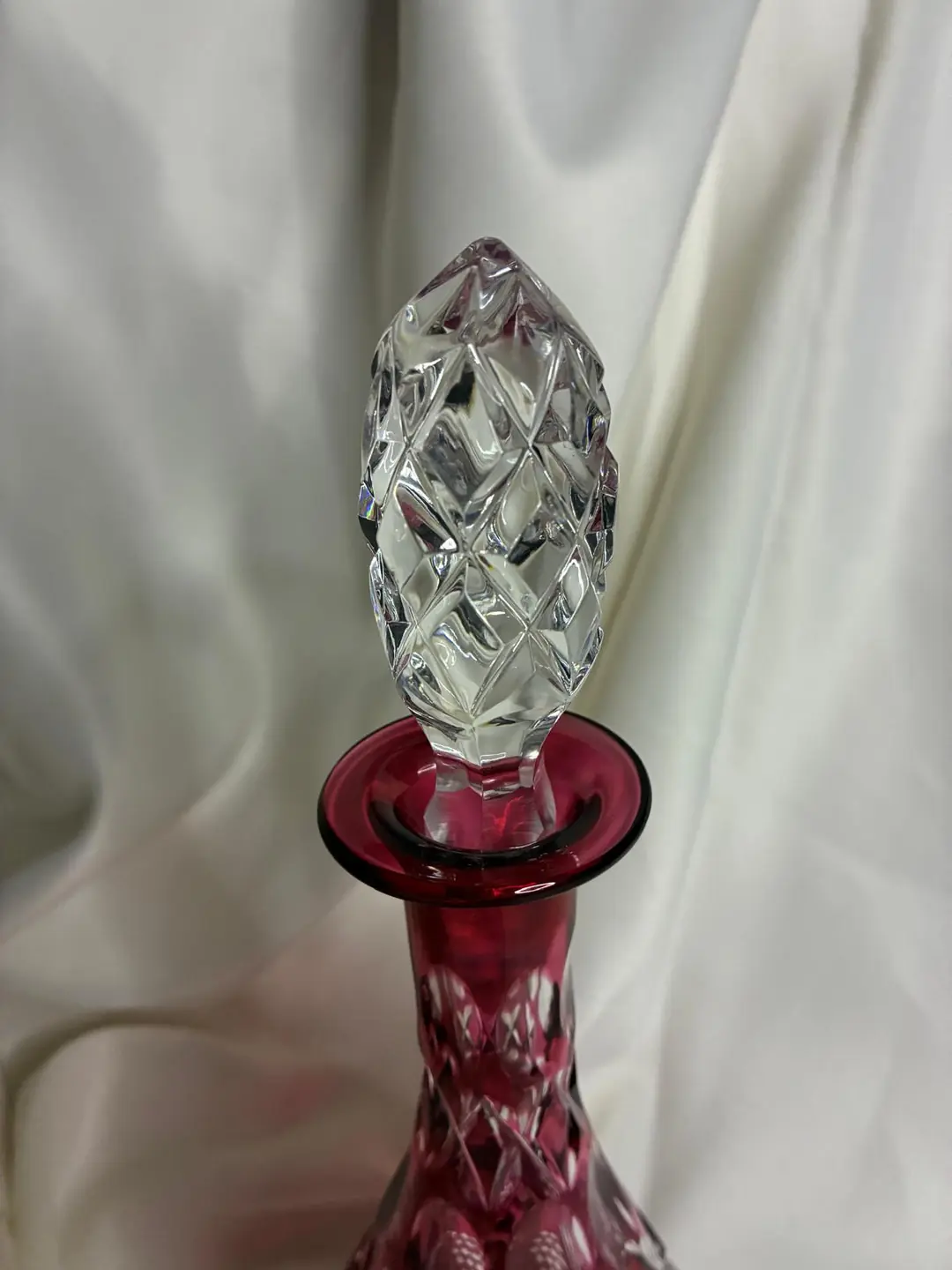 Bohemya (Çekoslovakya) – El Kesim Ruby Overlay Kristal Karaf