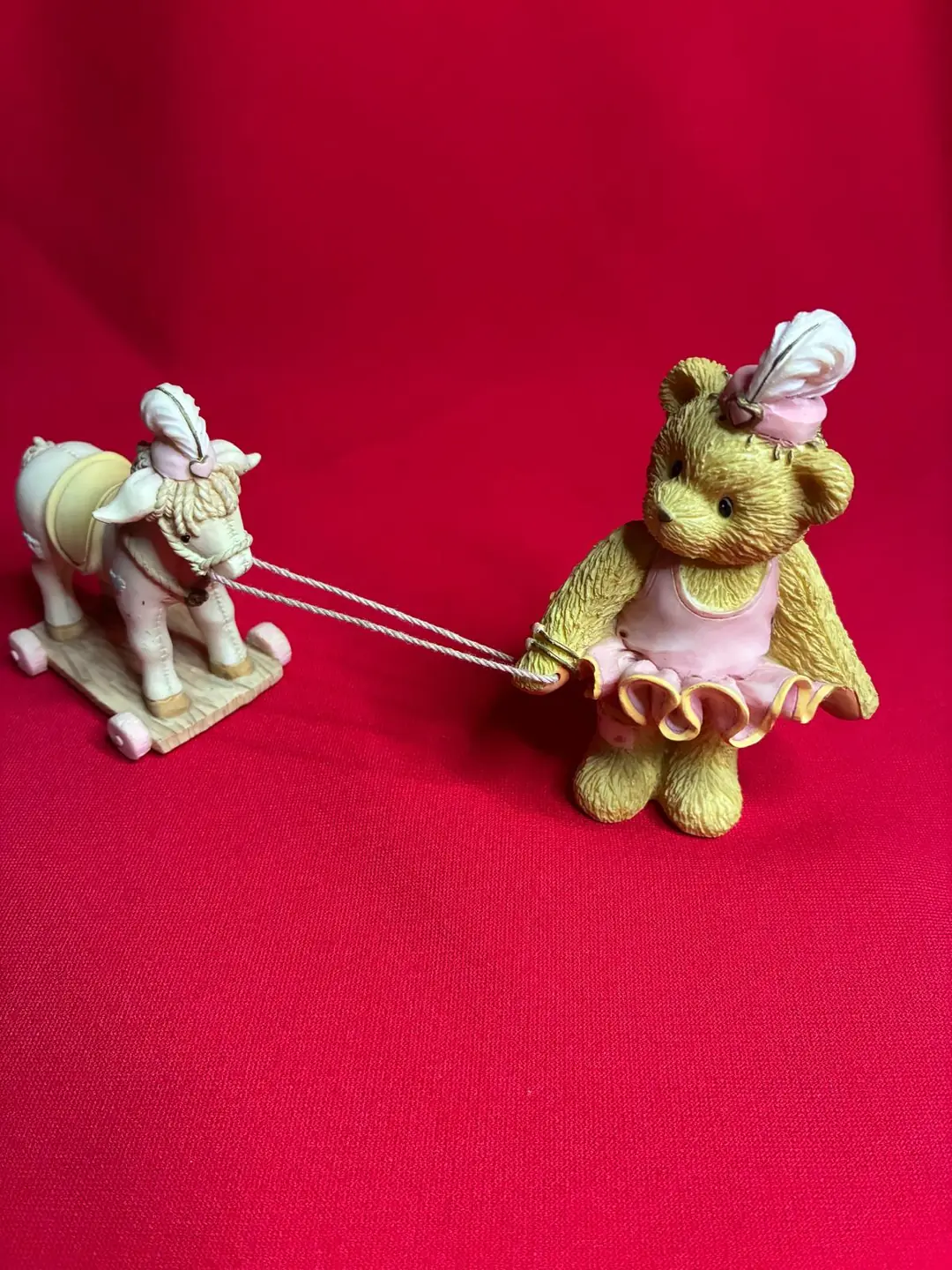 (Teddies) Enesco 1996 P. Hillman Ayıcık & Tekerlekli At Figürü – Vintage Koleksiyon Objesi