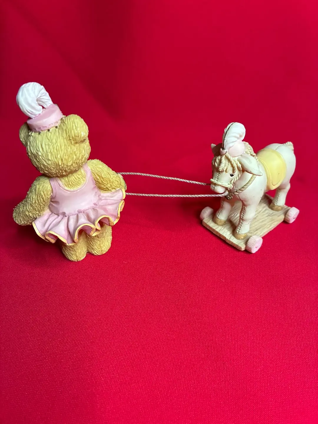 (Teddies) Enesco 1996 P. Hillman Ayıcık & Tekerlekli At Figürü – Vintage Koleksiyon Objesi