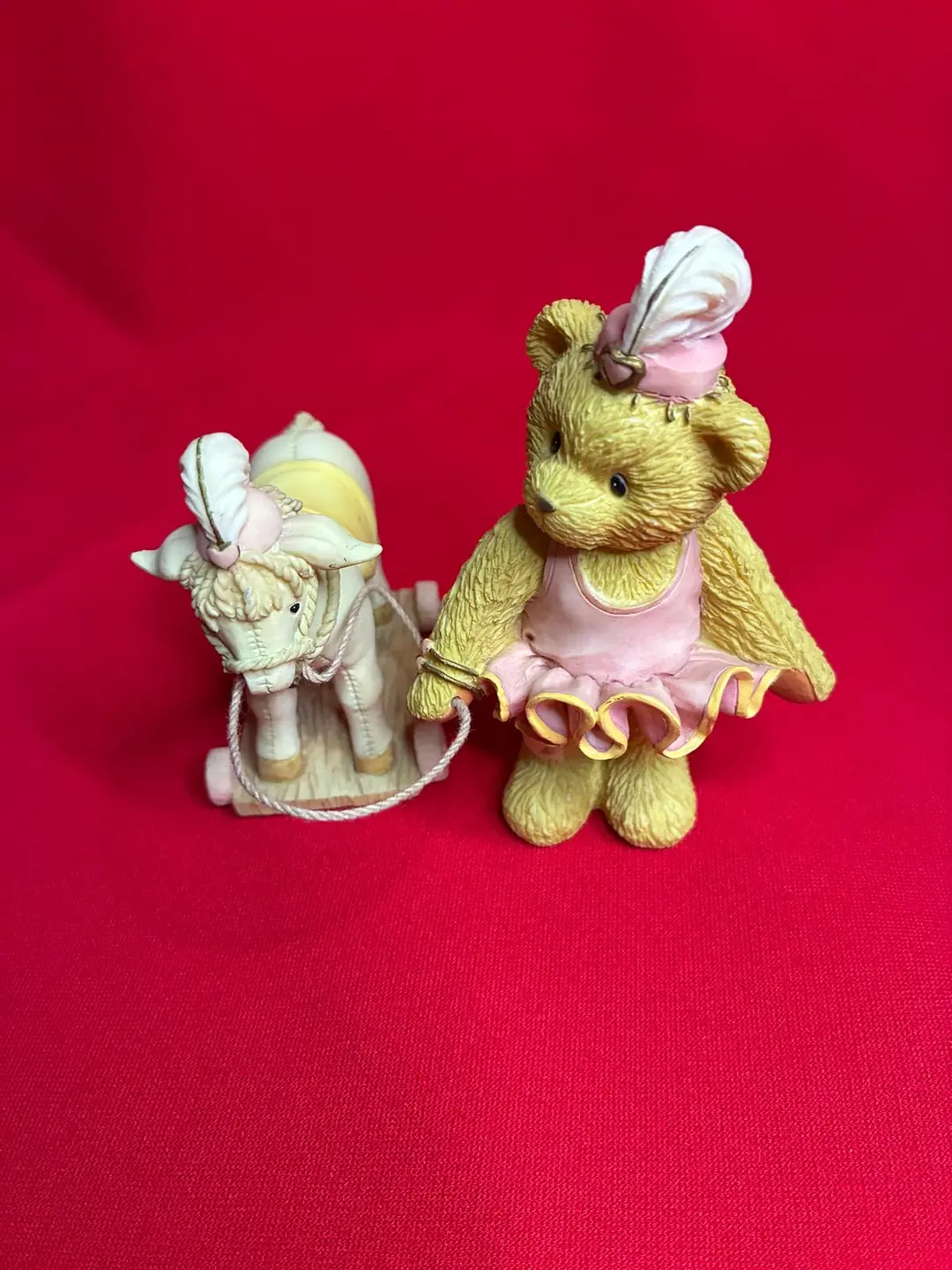 (Teddies) Enesco 1996 P. Hillman Ayıcık & Tekerlekli At Figürü – Vintage Koleksiyon Objesi