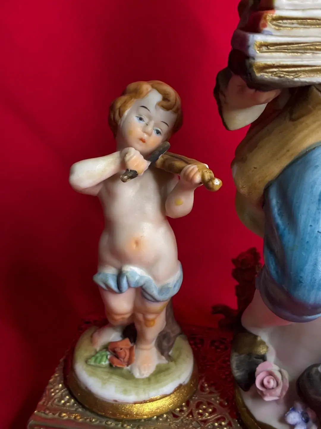 İtalyan Stil Capodimonte Esintili Üçlü Biblo – Altın Filigran Kaide